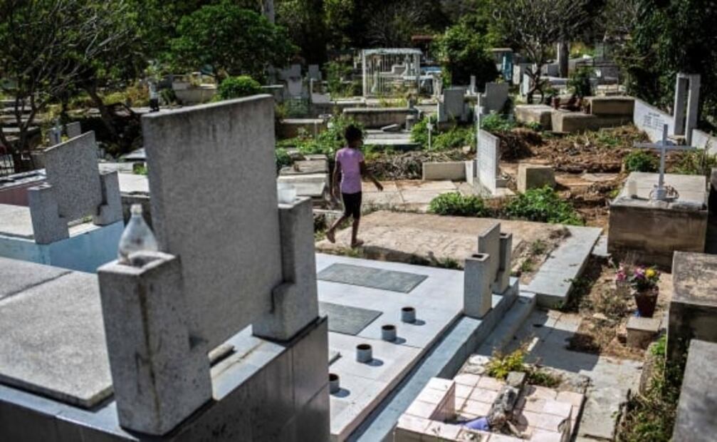 “Mejor dormir entre tumbas que en la calle”: así habitan indigentes un cementerio en Venezuela