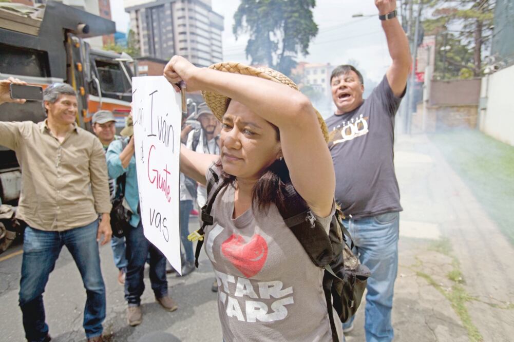 Guatemaltecos, a favor y en contra de la Comisión Internacional contra la Impunidad de las Naciones Unidas, se manifiestan frente a la sede de la comisión. Foto: MOISÉS CASTILLO. AP
