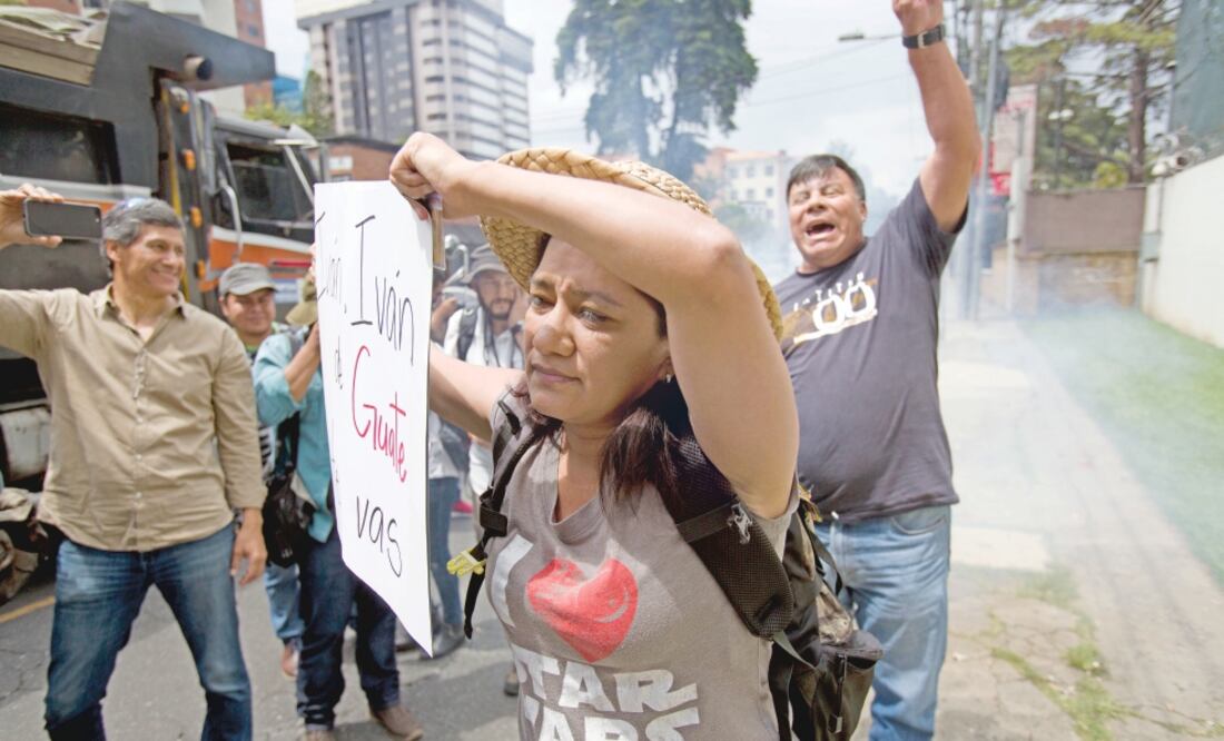 Guatemaltecos, a favor y en contra de la Comisión Internacional contra la Impunidad de las Naciones Unidas, se manifiestan frente a la sede de la comisión. Foto: MOISÉS CASTILLO. AP