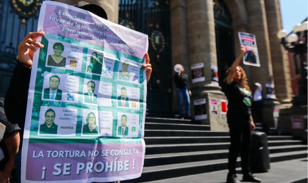 Grupo de colectivos contra las corridas de toros se manifiestan al exterior del congreso de la CDMX. Foto: Axel Sánchez/EL UNIVERSAL
