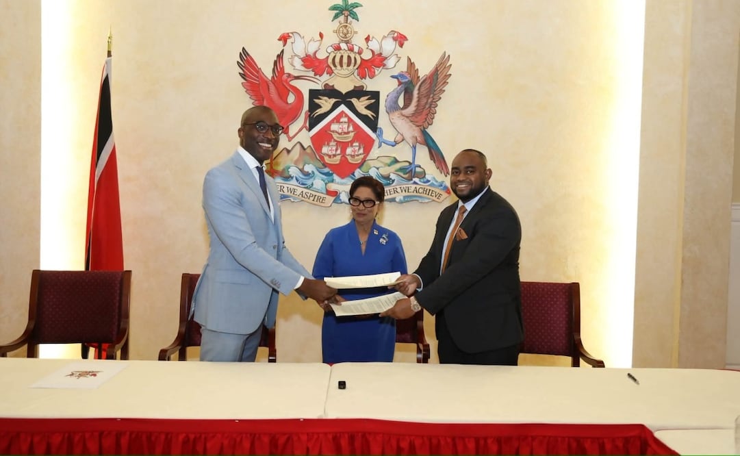 Kamla Persad-Bissessar posa junto a representantes de Hummingbird AI Holdings y Ernst & Young LLP tras formalizar los memorandos de entendimiento para desarrollar centros de datos en Trinidad y Tobago (11/07/2026). Foto: @PM_Kamla