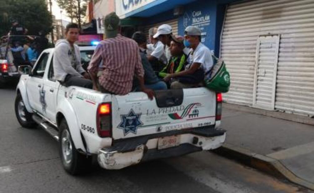 Migrantes hondureños pasan por La Piedad, Michoacán