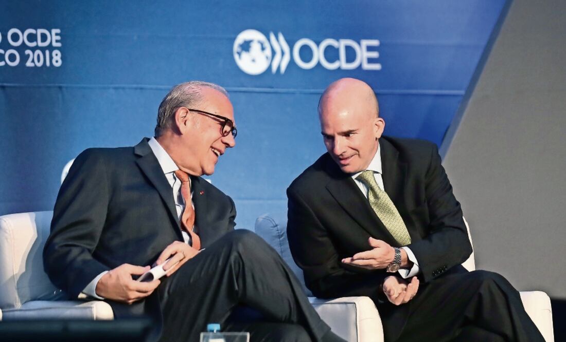 José Ángel Gurría, secretario general de la OCDE, acompañado de José Antonio González Anaya, titular de la SHCP, al presentar sus propuestas (ALEJANDRO ACOSTA. EL UNIVERSAL)