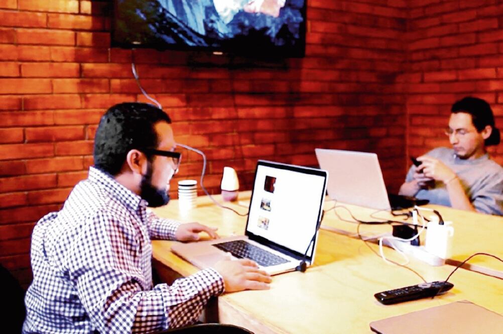 De acuerdo con una encuesta de Unisys, 53% de las personas consultadas considera que sus datos están en riesgo al trabajar en línea (ARCHIVO EL UNIVERSAL)