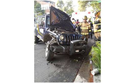 Choca patrulla contra poste en Eje Central