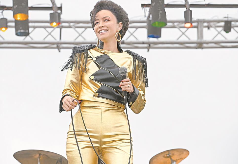 Christian Serratos, intérprete de Selena, comenta que la serie mostrará un lado poco explorado de la fallecida artista. Foto: NETFLIX