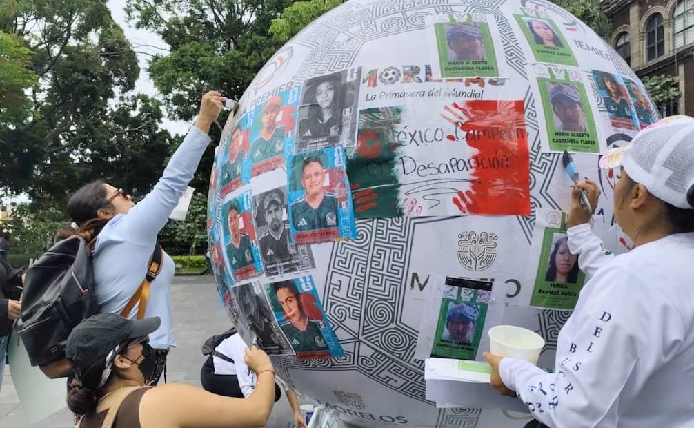 Colectivos colocan fichas de búsqueda en balón mundialista de Cuernavaca; buscan visibilizar la crisis en Morelos.
Foto: Especial.