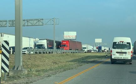 Reportan autos varados y tráfico lento en la autopista México-Querétaro