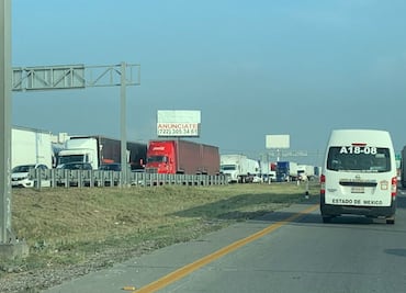 Reportan autos varados y tráfico lento en la autopista México-Querétaro