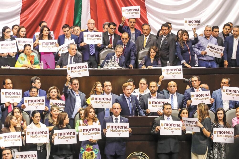 Al grito de “¡Espurio!, ¡espurio!”, la bancada panista tomó la tribuna con carteles que reclamaban a Morena el incumplimiento de su acuerdo. Foto: GERMÁN ESPINOSA. EL UNIVERSAL