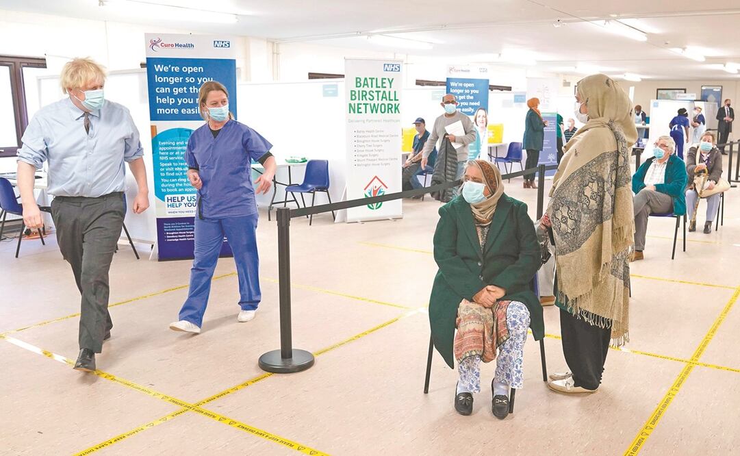 El primer ministro de Reino Unido, Boris Johnson, acudió a un centro de vacunación en Inglaterra para supervisar la campaña de inmunización. Foto: Jon Super. AFP