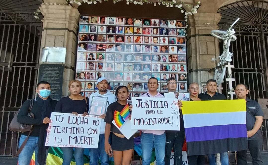Colectivos de la comunidad de la diversidad sexual instalaron un memorial de las víctimas en las puertas del Palacio de Gobierno. Foto: Especial