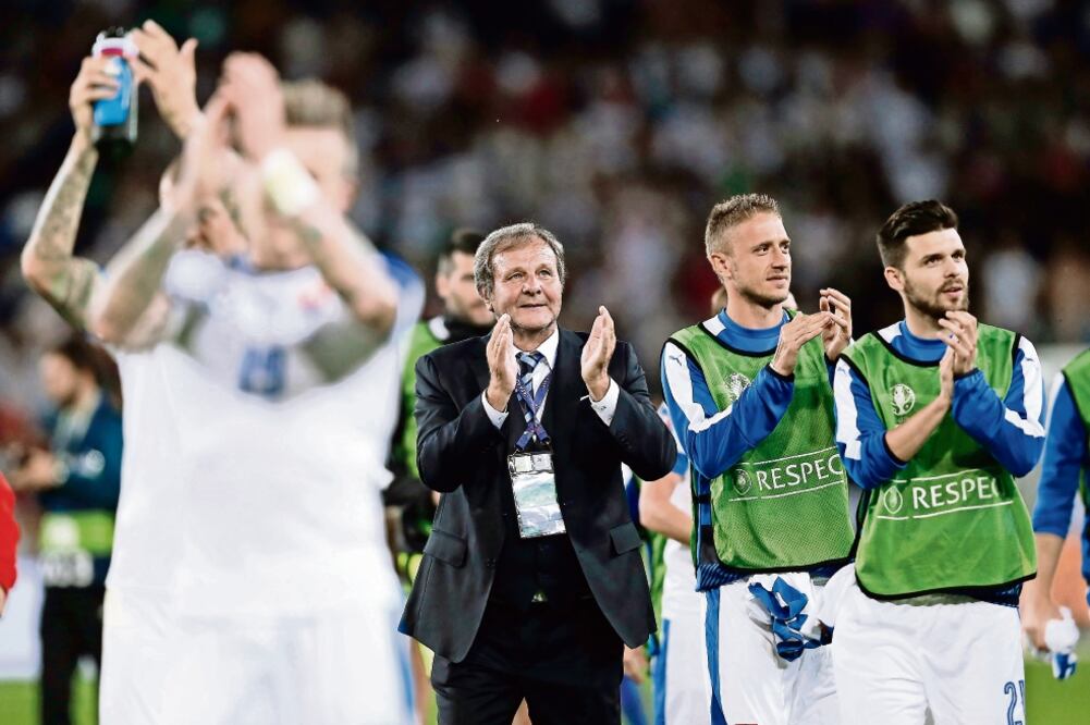 El conjunto de Eslovaquia espera resultados para ver si continúa (YURI KOCHETKOV. EFE)