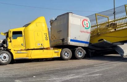 Tráiler derriba puente peatonal sobre la carretera federal Silao-Irapuato