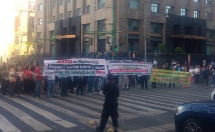 Se manifiestan trabajadores del INBAL por pago pago de prestaciones