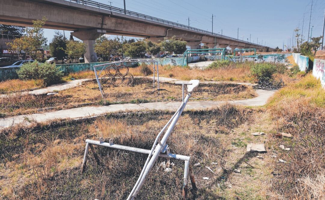 El camellón central, en inmediaciones de El Insurgente en el Valle de Toluca, ha sido ocupado como basurero, sitio para disposición de escombro y se registran asentamientos. Foto: de Arturo Hernández. El Universal 

