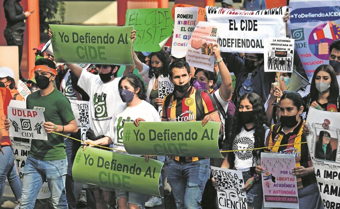 “Esto tiene el efecto de vilipendiar la profesión del periodismo”, dice el profesor Andrew Paxman. En la imagen una reciente protesta de la comunidad del CIDE. 