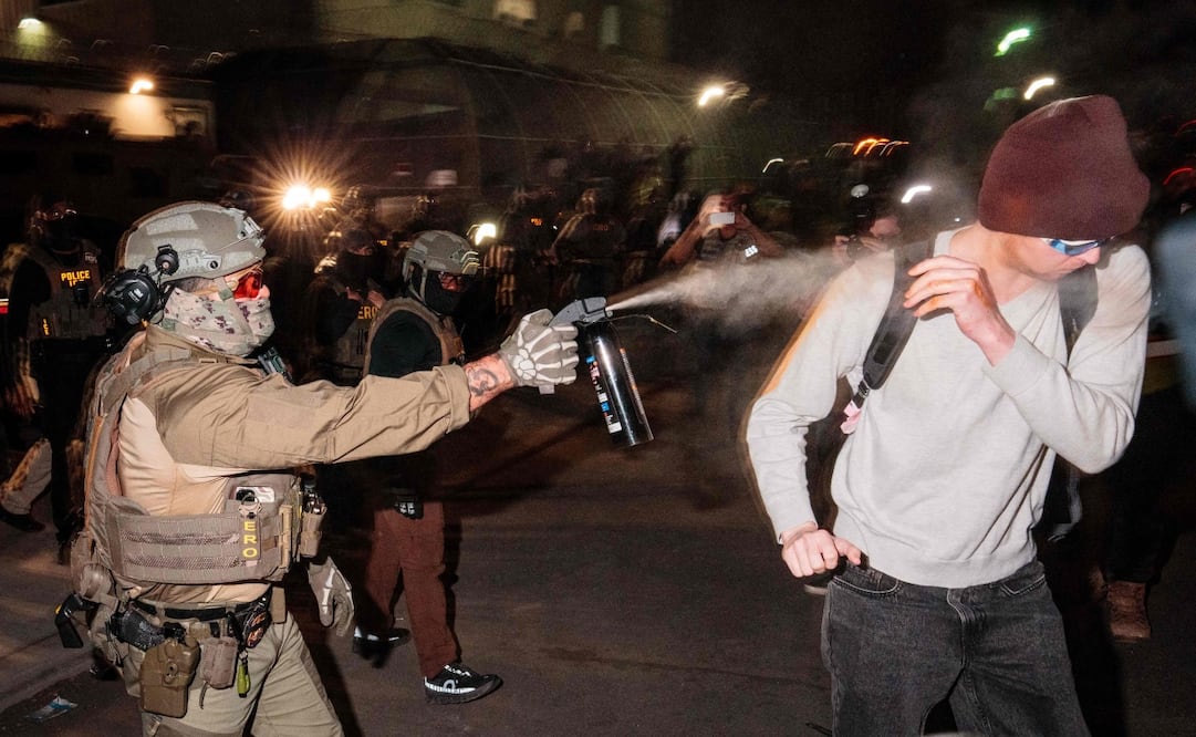 Las protestas frente al centro migratorio Delaney Hall se intensificaron en medio de reportes sobre una huelga de hambre de detenidos (28/05/2026). Foto: AFP