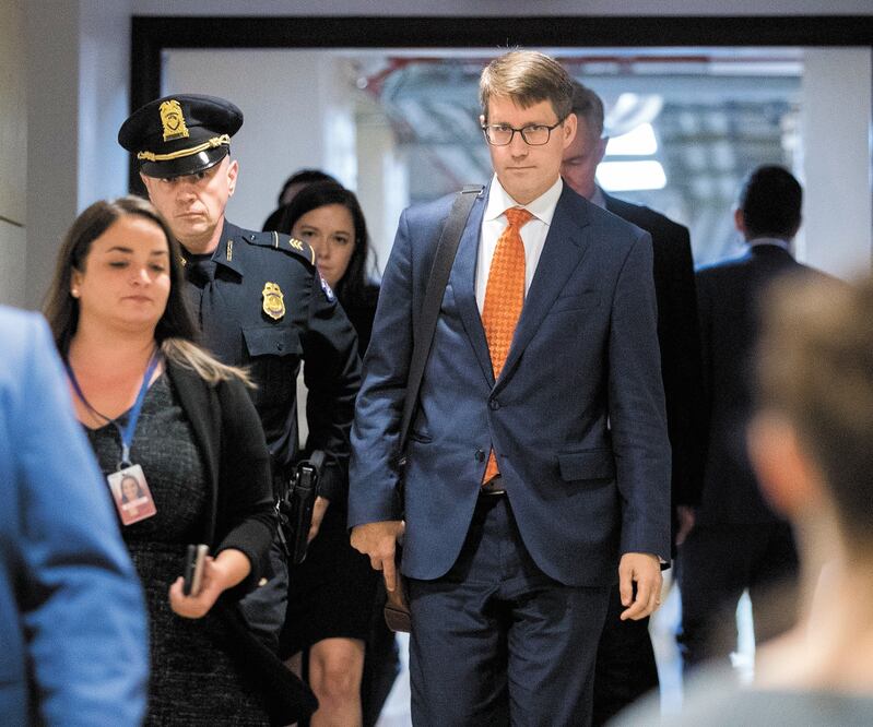 Test imonio. Christopher Anderson, funcionario del Departamento de Estado, ayer al llegar al Capitolio para declarar a puerta cerrada como parte del proceso de impeachment. ANDREW HARNIK. AP 