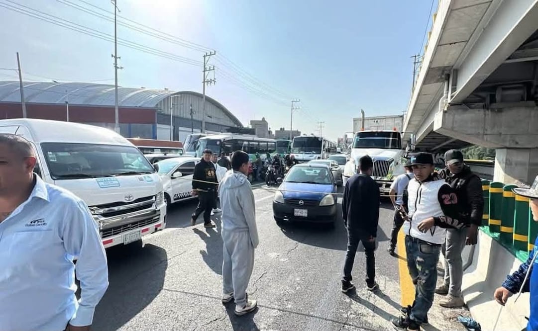 Transportistas bloquean la México-Puebla. Foto: Especial