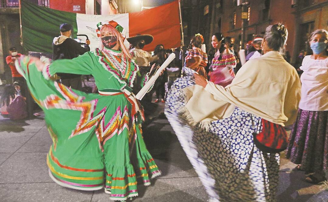 Mariachis y simpatizantes acudieron a cantar a Palacio. Foto: CARLOS MEJÍA. EL UNIVERSAL