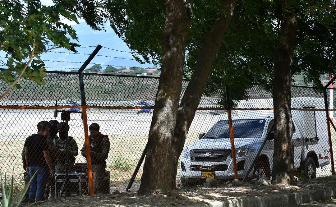 La policía antiexplosivos de Colombia se prepara para desactivar una maleta cargada de explosivos junto al aeropuerto internacional Camilo Daza en Cúcuta. Foto: AFP