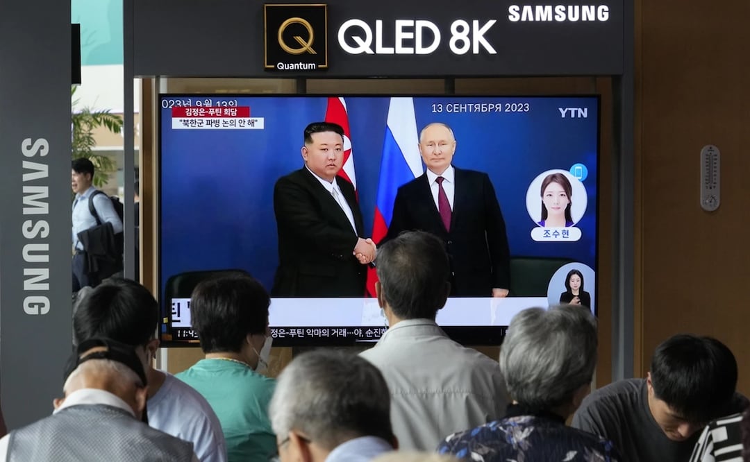 Una pantalla de televisión muestra una imagen de la reunión entre el presidente de Rusia, Vladímir Putin, y el líder de Corea del Norte, Kim Jong. Foto: AP