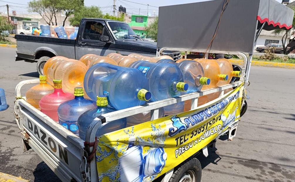 Aumenta venta de garrafones de agua potable en Ecatepec. Foto: Emilio Fernández
