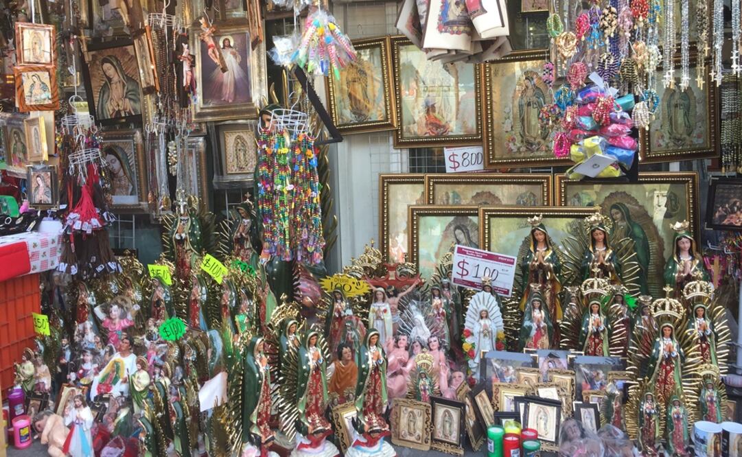 Comerciantes invitan a los fieles comprar imágenes, figuras, cuadros y rosarios de la morena del Tepeyac (PERLA MIRANDA. EL UNIVERSAL)