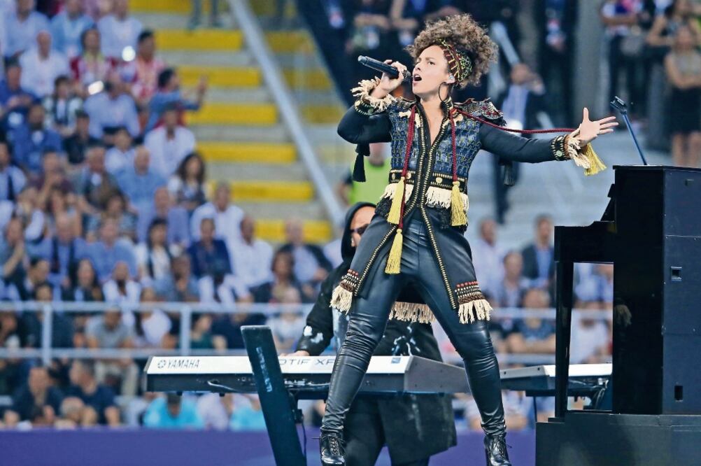 Interpretó su éxito “Girl on fire” en el previo al partido (STEFANO RELLANDINI. REUTERS)