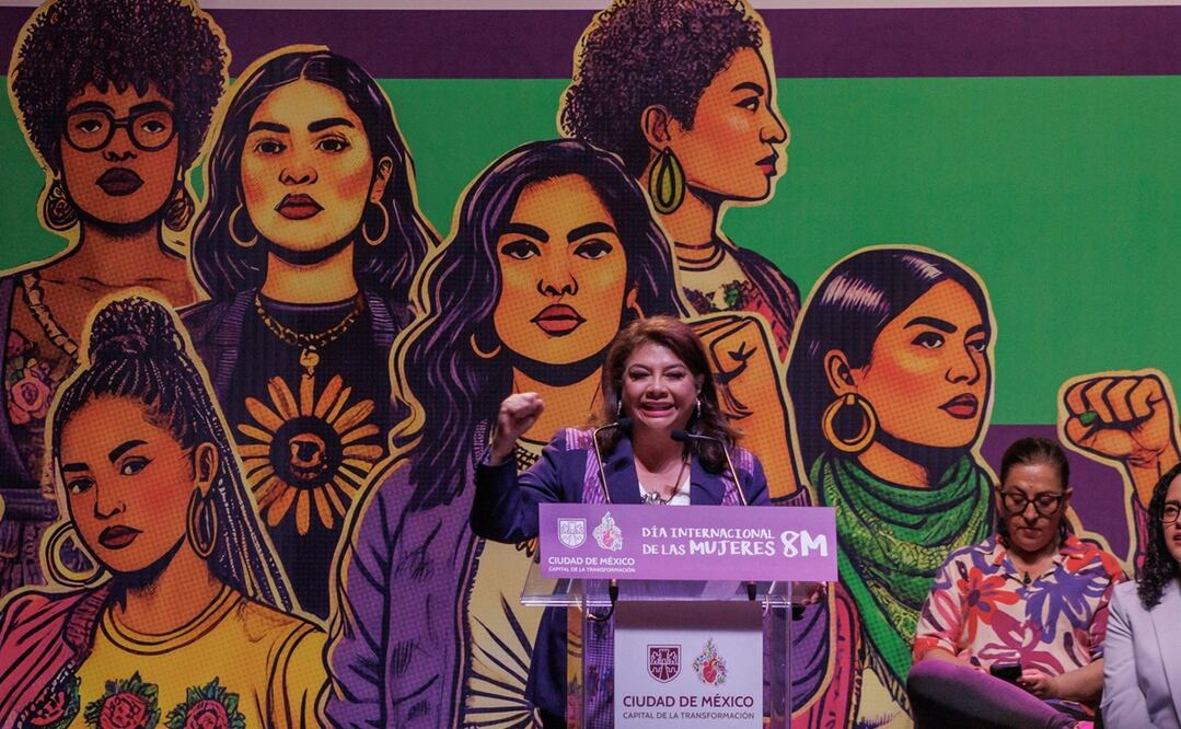 Clara Brugada encabezó el evento para mujeres  por el 8M en el Teatro Metropolitan. Foto: Yaretzy M. Osnaya EL UNIVERSAL