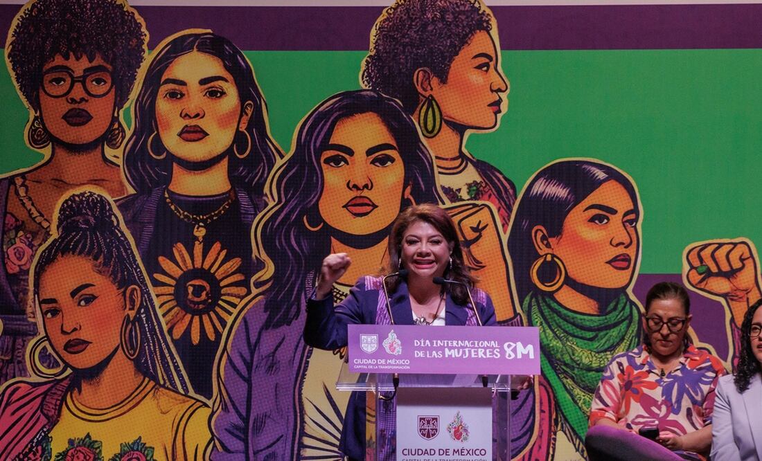 Clara Brugada encabezó el evento para mujeres por el 8M en el Teatro Metropolitan. Foto: Yaretzy M. Osnaya EL UNIVERSAL