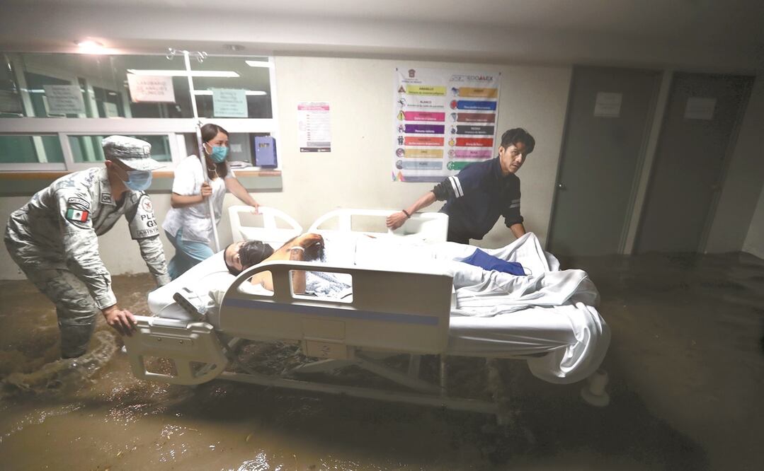 La anegación en el hospital general de Atizapán, Estado de México, causó la movilización de fuerzas de seguridad y del personal. Fotos: VALENTE ROSAS. EL UNIVERSAL