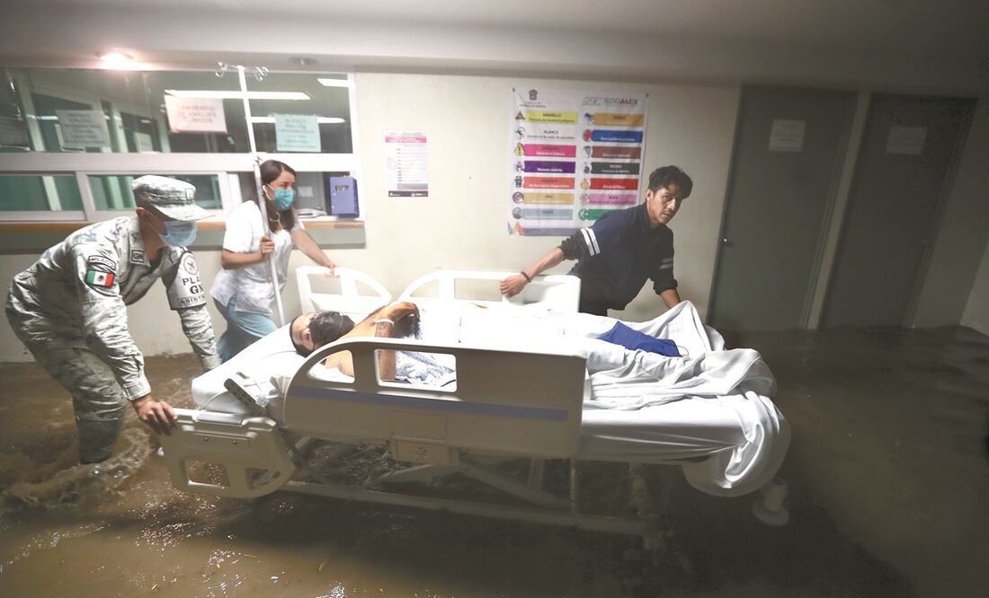 La anegación en el hospital general de Atizapán, Estado de México, causó la movilización de fuerzas de seguridad y del personal. Fotos: VALENTE ROSAS. EL UNIVERSAL