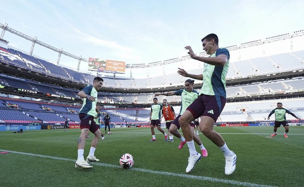 Entrenamiento de la Selección Mexicana, previo al duelo ante Uruguay - Foto: Imago7