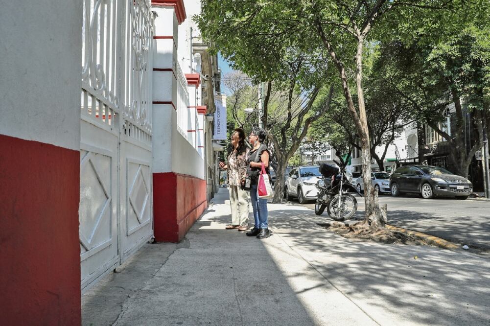 La casa de transición de Andrés Manuel López Obrador en la Roma con poca actividad el día de ayer. Foto: GERMÁN ESPINOSA. EL UNIVERSAL