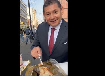 Desfile cívico militar: Presidente del Senado se alista con un tamalito “para aguantar”