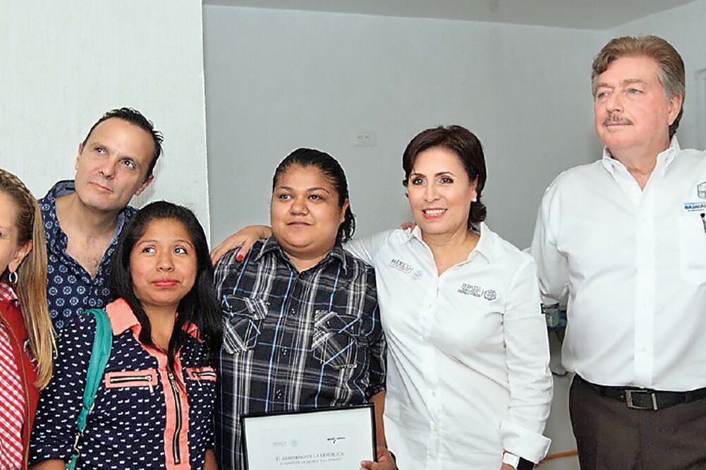 La titular de la Sedatu, Rosario Robles, entregó un nuevo hogar a Yésica y a su pareja Carmen; aprovechó para mandar un mensaje de respaldo a la iniciativa presidencial a favor de este sector (TOMADA DE TWITTER)