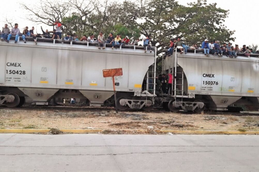 En una imagen que no se registraba desde 2014, decenas de migrantes, mujeres, hombres y niños de todas las edades abarrotan el tren conocido como La Bestia en busca de llegar a la frontera norte y cruzar hacia Estados Unidos. Foto: CORTESÍA