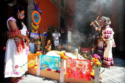 Integrantes de las culturas wixárika y tzeltal realizan ceremonias en Palacio Nacional