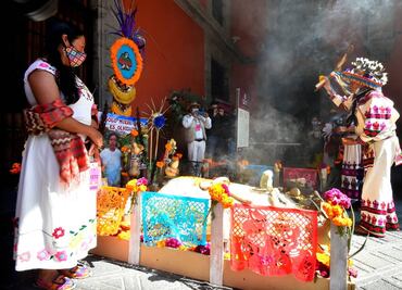 Integrantes de las culturas wixárika y tzeltal realizan ceremonias en Palacio Nacional