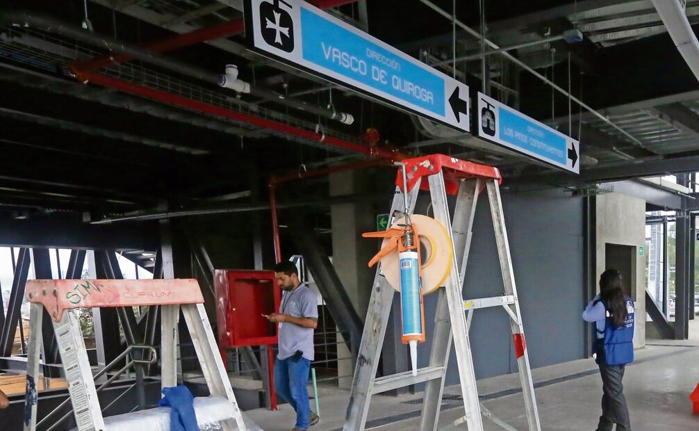 En varias estaciones trabajadores continuaban con las obras. Foto: Luis Camacho / EL UNIVERSAL
