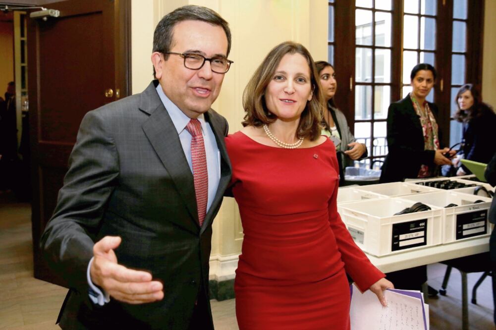Ildefonso Guajardo y Chrystia Freeland, durante la cuarta ronda de renegociación del TLCAN. (YURI GRIPAS. REUTERS)