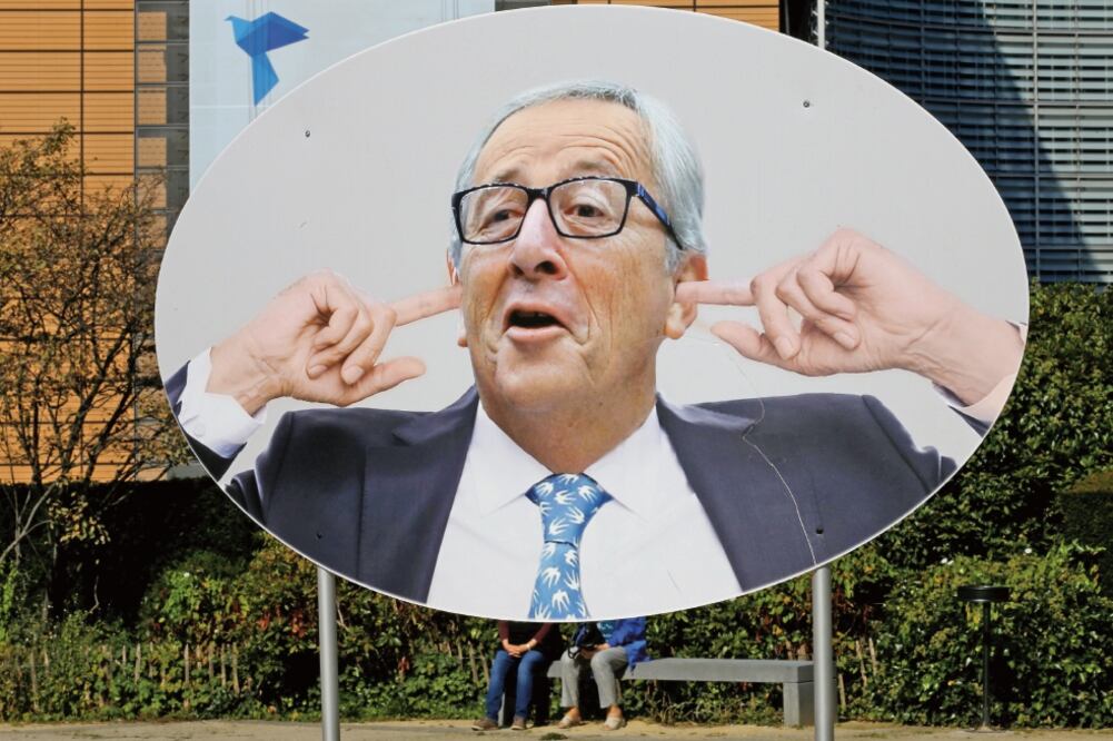 Una foto del presidente de la Comisión Europea, Jean-Claude Juncker, tapándose los oídos (FRANCOIS LENOIR. REUTERS)