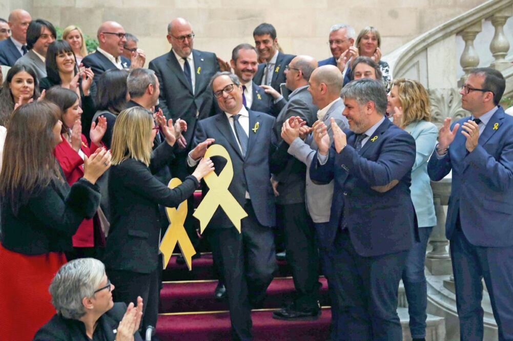 El nuevo presidente de la Generalitat, Quim Torra (cen.), recibe aplausos de los miembros de su partido en la escalinata del Parlament, tras ser elegido mandatario (TONI ALBIR. EFE)