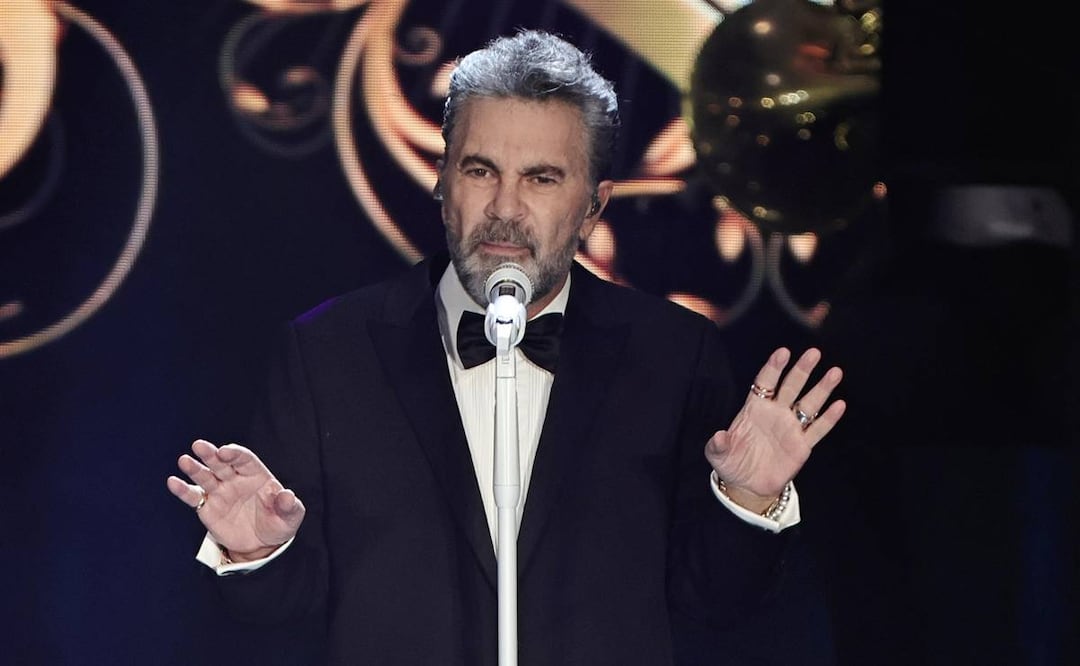 El cantante Manuel Mijares, durante su espectáculo, "Mijares Sinfonico", celebra 10 anos de su exitosa gira sinfónica y 40 anos de trayectoria, en el Auditorio Nacional de la Ciudad de Mexico.
Clasos/foto/Alfonso Manzano/