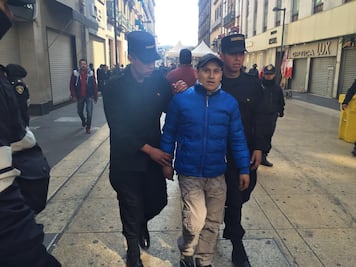 Detienen a sujeto por portar cohetones