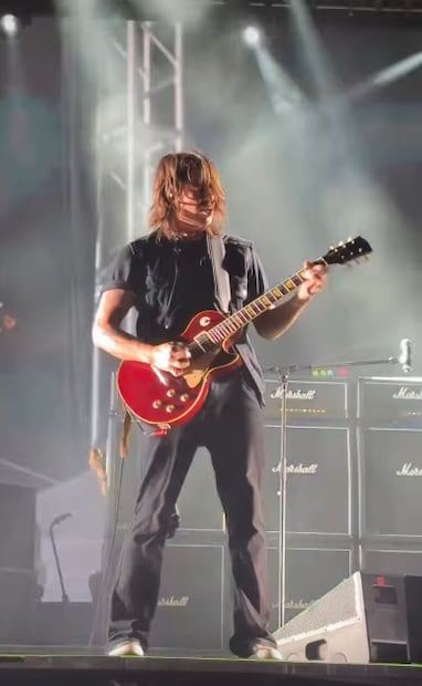 El guitarritsta Álvaro Contreras Korenyi presentándose en el concierto de Molotov en la Expo Feria Coatza 2026.
Foto: Instagram, vía @lenmelrod