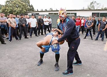 Luchadores entrenan a policías