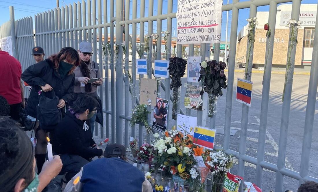 Esta mañana los migrantes continúan en plantón y en la exigencia de justicia, para que las autoridades les den información sobre sus amigos y familiares afectados / Paola Gamboa. EL UNIVERSAL